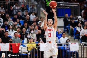 周鹏：可喜的是本场不仅主力得到了休息 小胡童鞋也找回了手感