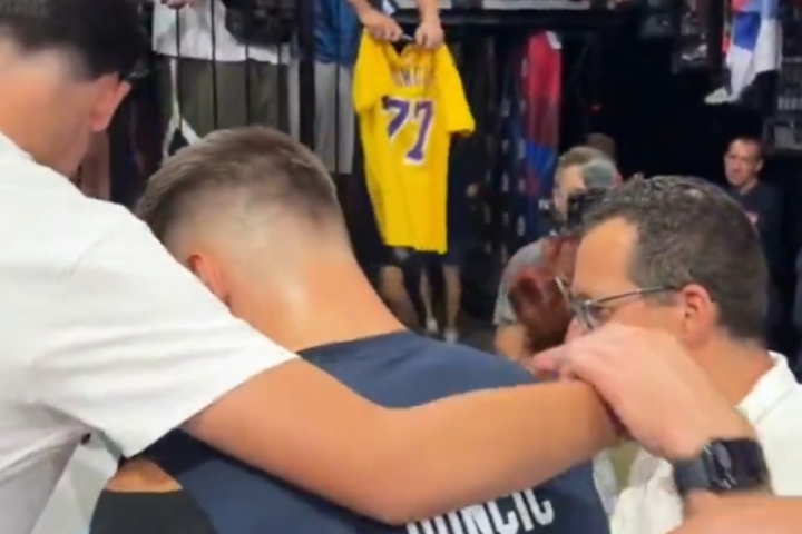 不能上手！多位球迷要合影&签名时想抱东契奇 都被工作人员拉开