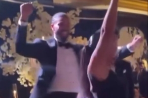 玩得很开心！塔图姆在老乡比尔的婚礼上跳起了舞