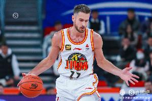 迷失欧锦赛！基兹林克8中1&三分5中0 得7分4板2断3帽 正负值-13