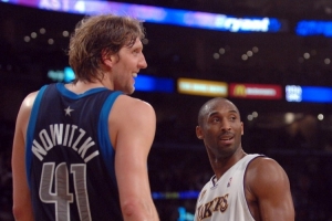 主持人：科比3节62分后奥多姆等人都劝他继续打 但他坚持不再打了