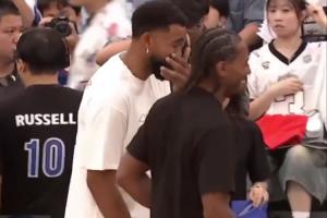 他乡遇故知！唐斯到访小卡中国行活动 两人比试三分交谈甚欢