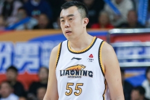 媒体人：韩德君是辽篮队史首位真正打到油箱见底、申请退役的功勋