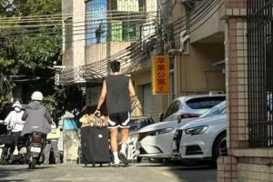 加盟广东！媒体人晒图：这一看就是焦泊乔 一个人提着行李就来了