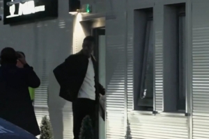 转会已完成！天空：伊萨克抵达利物浦机场，将前往瑞典国家队报道