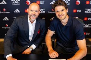 太像了？曼联新援拉门斯与经纪人合影，球迷热议：是滕哈赫对吧