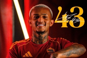 意媒：罗马新援韦斯利家中进小偷&警察提前发现 球员正在巴西备战