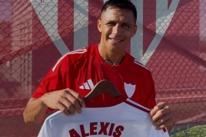 曾效力曼联阿森纳！官方：36岁智利前锋桑切斯穿塞维利亚10号球衣