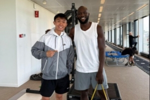 玉昆球员徐宏杰晒与卢卡库共同康复照：积极康复，一步一步向前