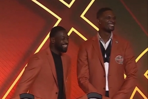 韦德、波什、德隆、布泽尔、里德、普林斯等梦八成员领名人堂夹克