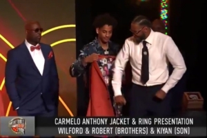 父子传承！甜瓜儿子基扬为父亲穿上名人堂夹克