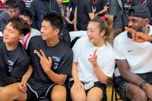 球星也有粉丝的一面！赵睿&崔永熙&李梦与老詹自拍合影 随后大笑