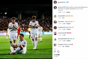 传射建功！坎塞洛社媒晒致敬若塔打游戏庆祝照：世预赛首胜！