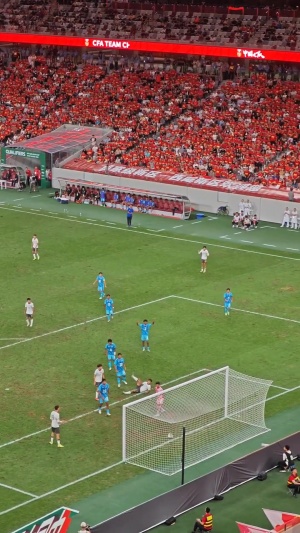 看台视角🎥向余望空门卧射踢飞，球迷惊呼：我的天啊！