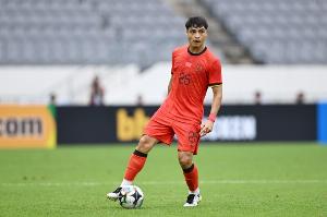 吾米提江谈对澳大利亚：场地条件有所影响，所以防守就简单干净点