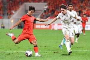 东体：西安赛事方用灯光照射+大概率风扇加速干燥，草坪状况改善