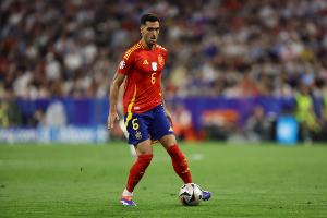 中场球员为西班牙成年队戴帽，过去15年仅伊斯科和梅里诺做到