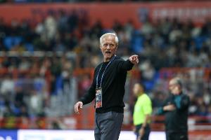 足球报：云南玉昆两大主力约尼查、弋腾伤愈，暂时未有换帅打算