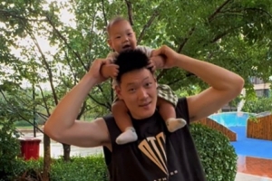 超级奶爸！张宁晒亲子视频：记录第一次陪女儿小肚看雨