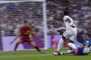 梅迪纳反弹手球被判点！姆巴佩点射双响，十人皇马反超