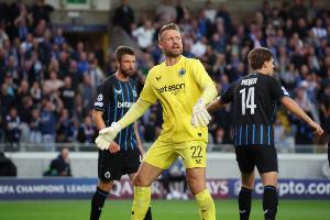 19分钟送点+扑点+伤退！37岁米尼奥莱扑点后朝裁判庆祝，吃到黄牌