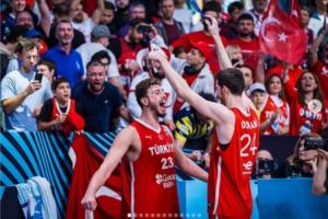 申京争议社媒被挖：影射22年士麦那焚烧事件 超5万希腊人遭屠杀