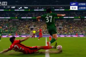 飞沙走石！李帅凶狠下地铲球，曹永竞边路连续过人后被放倒