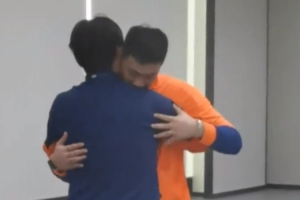 情义无价！李霄鹏、王大雷赛后拥抱