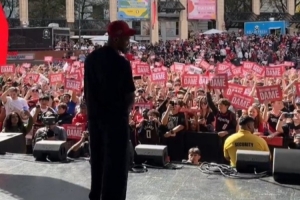 家的感觉！开拓者晒利拉德波特兰参加活动盛况：最甜蜜的重逢🧡