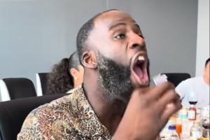 表情绝了🤣追梦中国行喝茅台 中文社媒：白酒两斤半 啤酒随便灌