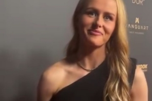 励志！女足雅辛奖得主汉普顿天生斜视，曾做过多次眼睛手术