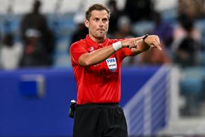 直播吧：澳大利亚裁判亚历山大-金将执法亚泰vs海牛保级大战