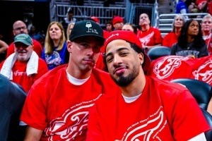 步行者官推晒照：哈利伯顿&麦康纳观战WNBA半决赛狂热对阵王牌