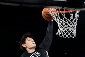 曾凡博G2被篮网DNP！媒体人不满：你既然商业了就商业到底不是？