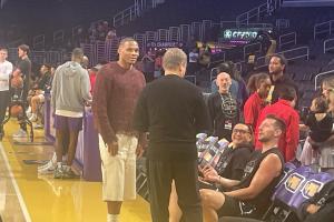 国王新援！威少到场观战 与湖人助教布鲁克斯开心交流