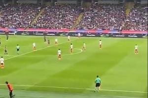 又掩耳盗铃！巴萨vs赫罗纳开球15秒“静站”抗议，转播切球场远景
