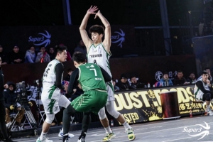 2025赛季超三联赛直播吧最受欢迎球员周嘉豪：目标是进三篮国家队