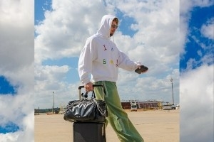 火箭众将登机帅照：杜兰特头戴绿色小帽 申京连帽T恤可爱风