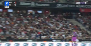 闹乌龙！因误将球迷反恐口号听成恐同口号，法甲裁判中断比赛