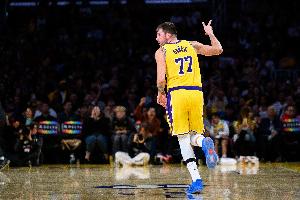 东契奇揭幕战砍至少35分10板5助 2000年奥尼尔后湖人队史首人