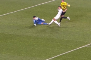 硬汉🤯凯拉特门将出击用头挡出对手单刀 欧冠5次扑救获10分满分