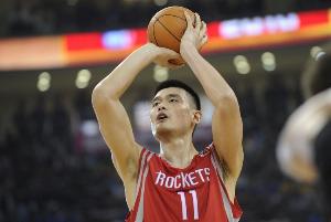 开始总是艰难的！姚明NBA首秀10分36秒 1中0得到0分2板2失误3犯规