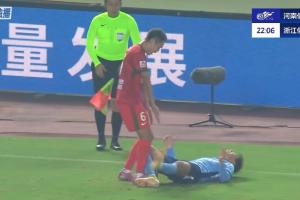 张瑷晖倒地夹住皮球，王上源上去对着皮球连踢了几脚