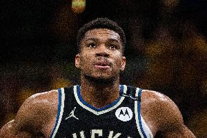 今天雄鹿客场挑战猛龙！里弗斯：字母哥可以出战比赛