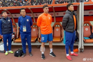 赛前临时更换外援，记者：路易斯-洛佩斯在场边，受伤了