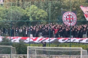 助力最后两轮冲冠，蓉城球迷组织到训练基地为球队打气