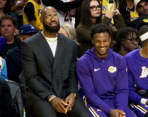 狼王：詹姆斯若还想打球主要因热爱无关金钱 当然有报酬何乐不为