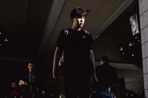 杨瀚森背着粉色小书包 利拉德&阿夫迪亚黑框眼镜 开拓者今日OOTD