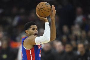 老将发挥！哈里斯半场8中4&罚球5中5拿到13分 另有2助1断