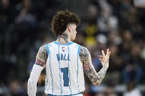 外线没谱！拉梅洛-鲍尔半场10中5拿到11分6助 三分5中1